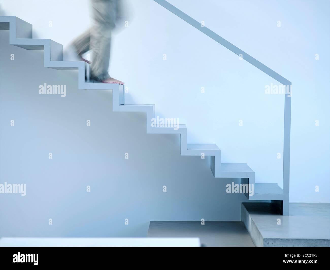 Mann, die Treppe hinunter, Seitenansicht verschieben Stockfoto