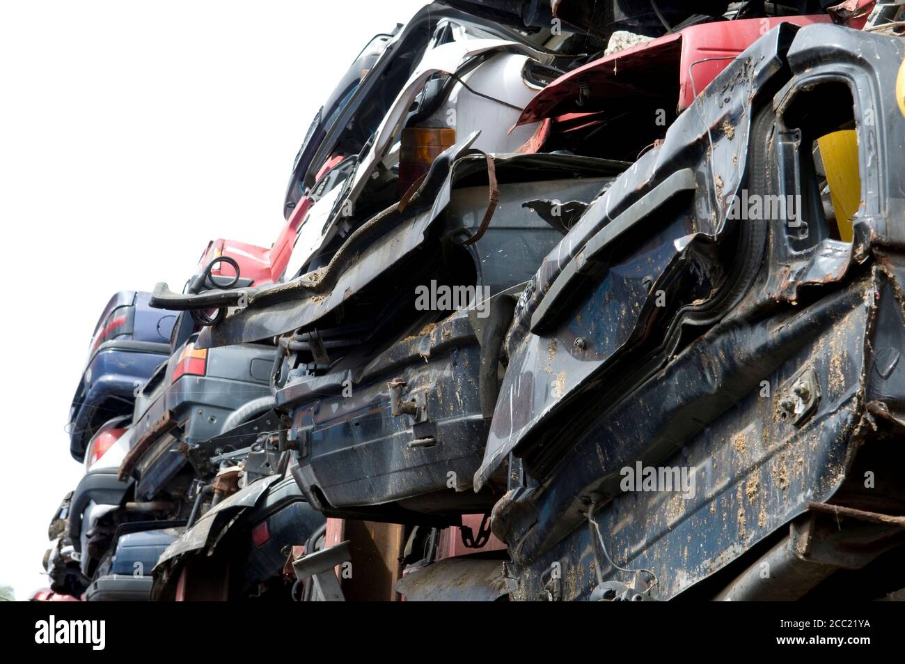 Haufen von zerquetscht verschrotteten Autos, close-up Stockfoto