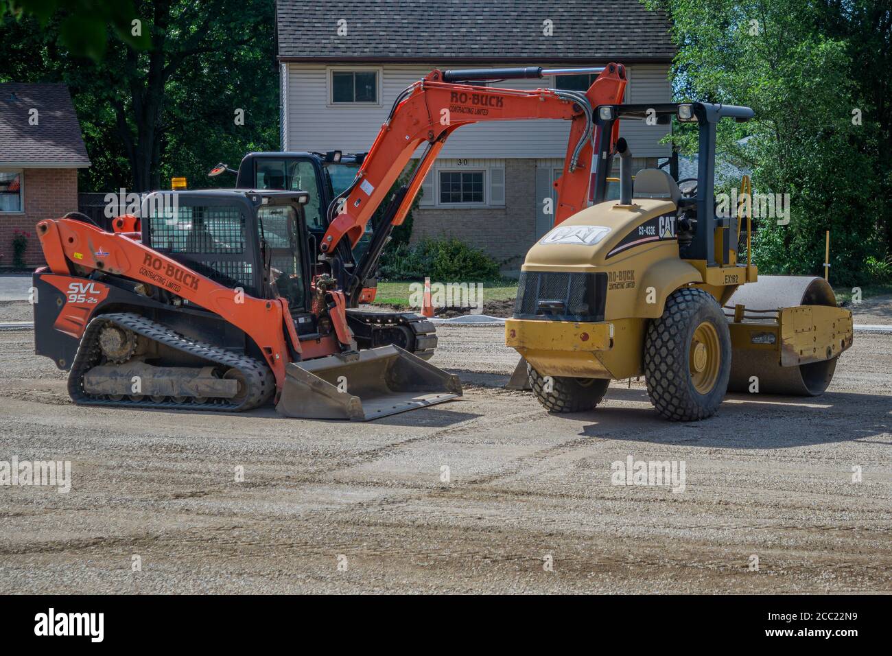 London, Ontario, Kanada, Juli 2020 - schwere Fahrzeuge Betrieb für Straßenrenovierung in einem Wohngebiet Stockfoto