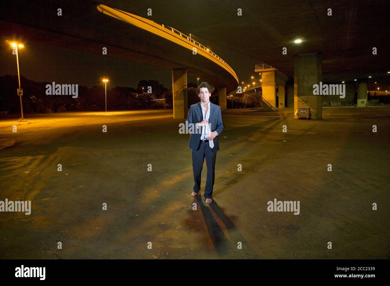 Deutschland, Köln, junger Mann unter Autobahnbrücke, Porträt Stockfoto