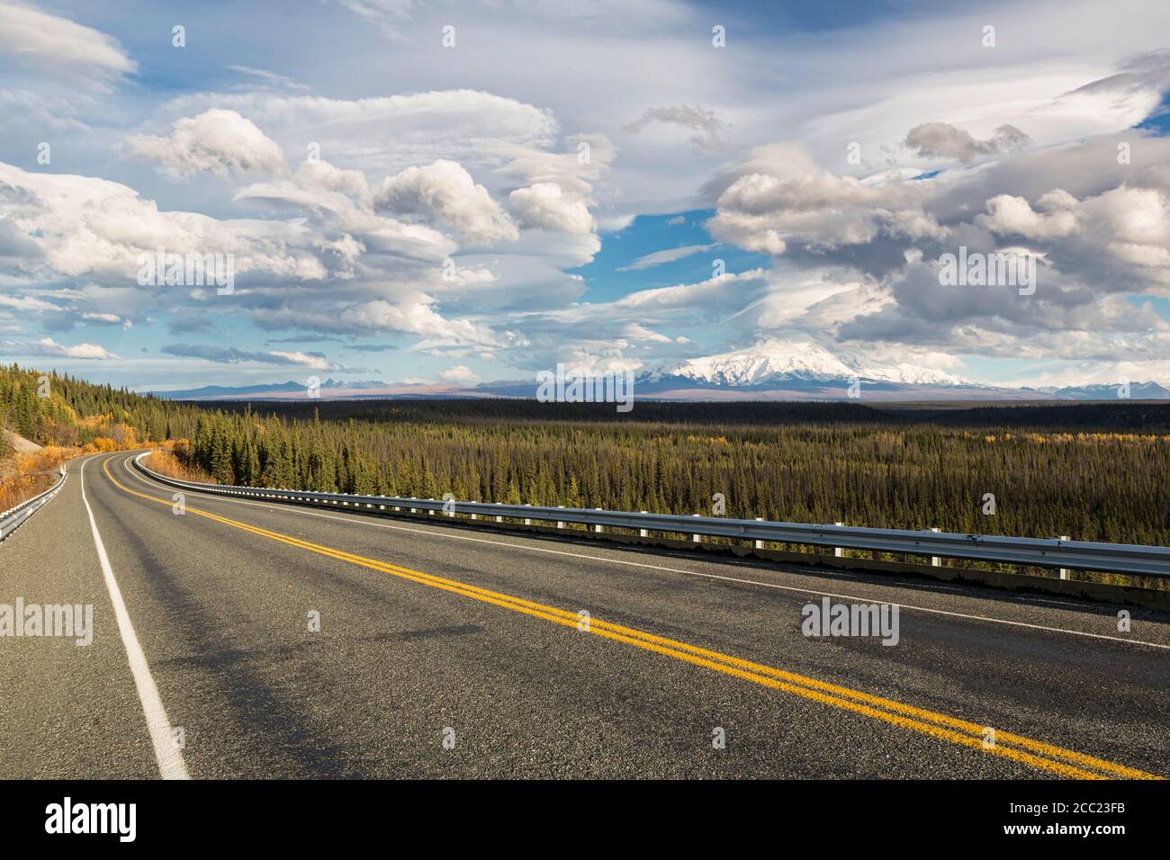 USA, Alaska, Blick auf Mount Sanford und Mount Trommel Stockfoto