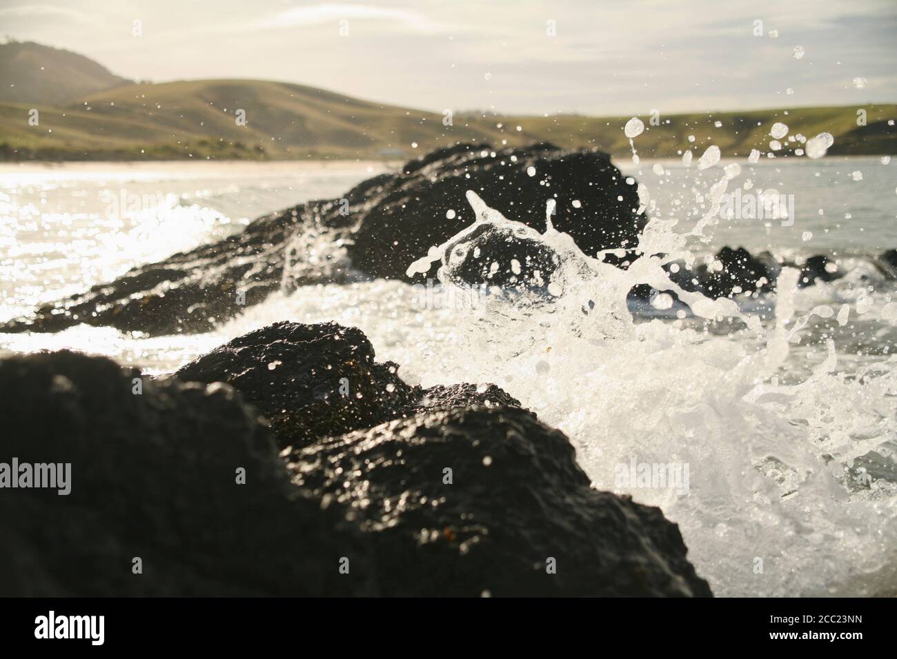 Neuseeland, Surging Woge am felsigen Ufer Stockfoto