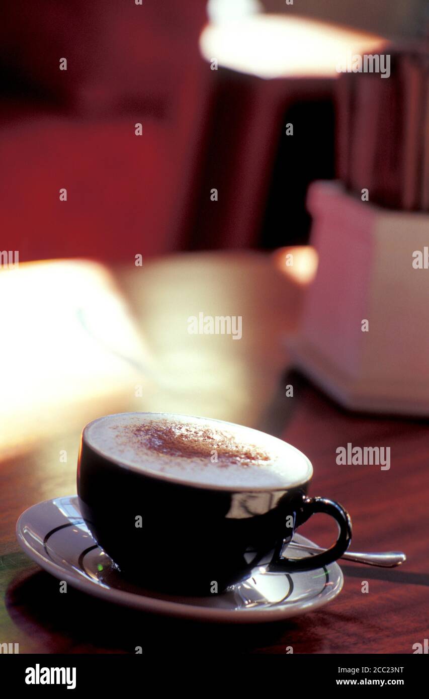 Kaffeetasse mit Schaum auf Tisch Stockfoto