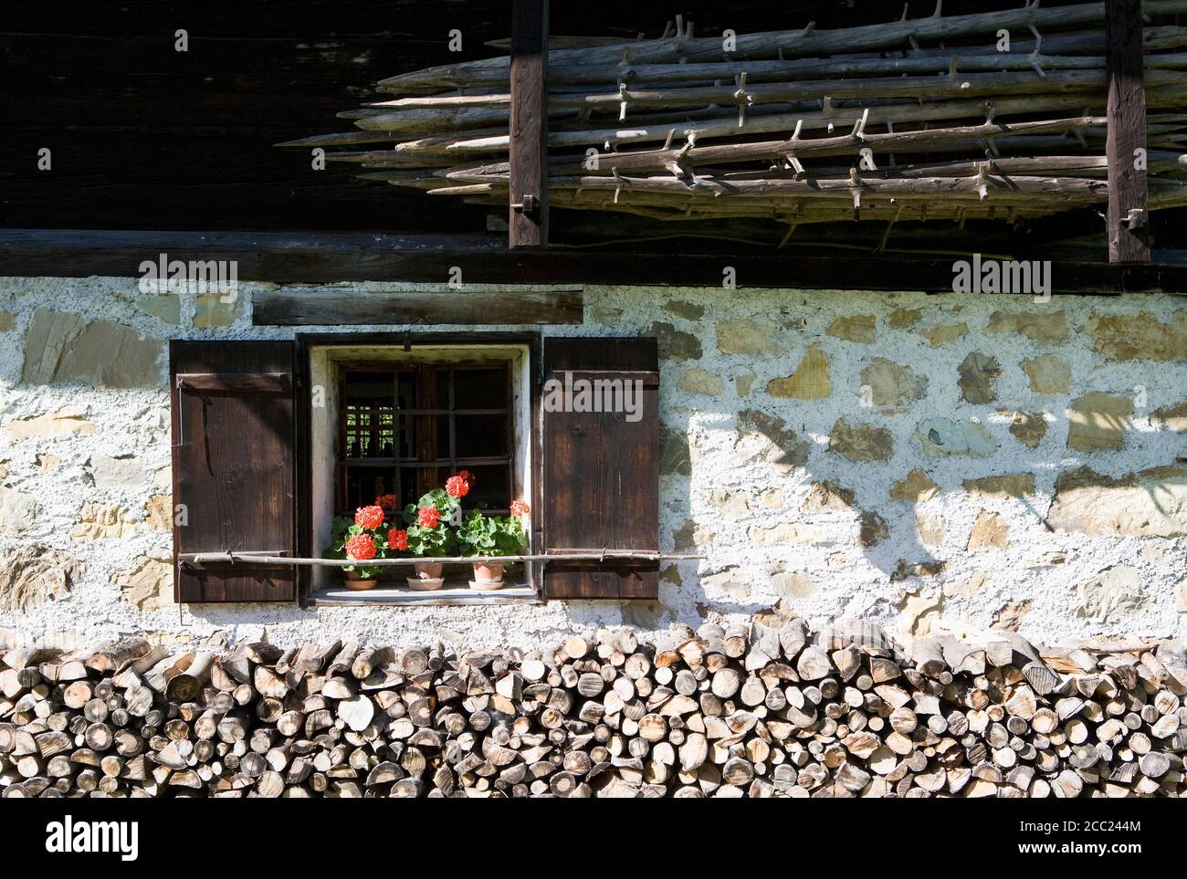 Österreich, Mondsee (Stadt), Blick auf die Altstadt Bauernhaus und Holz in der Nähe von Fenster Stockfoto