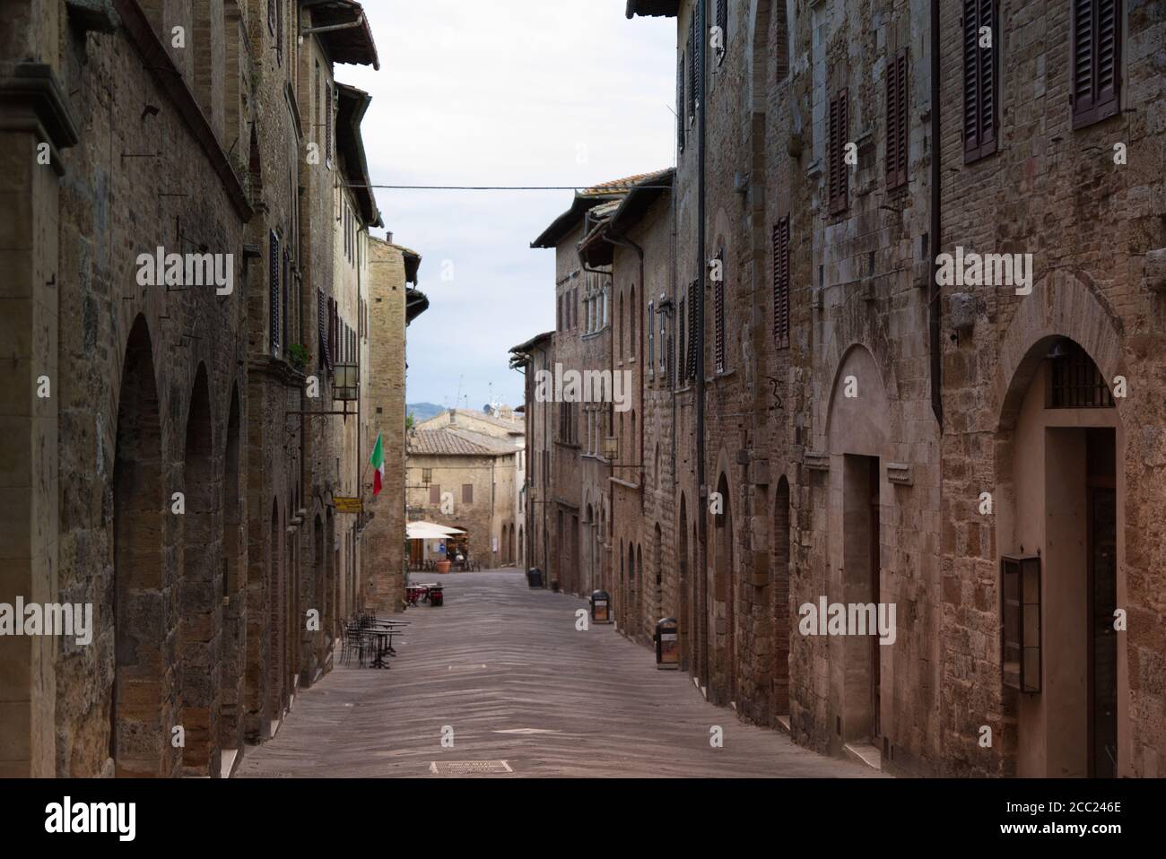 Gasse der Stadt San Gimignano am Morgen Stockfoto