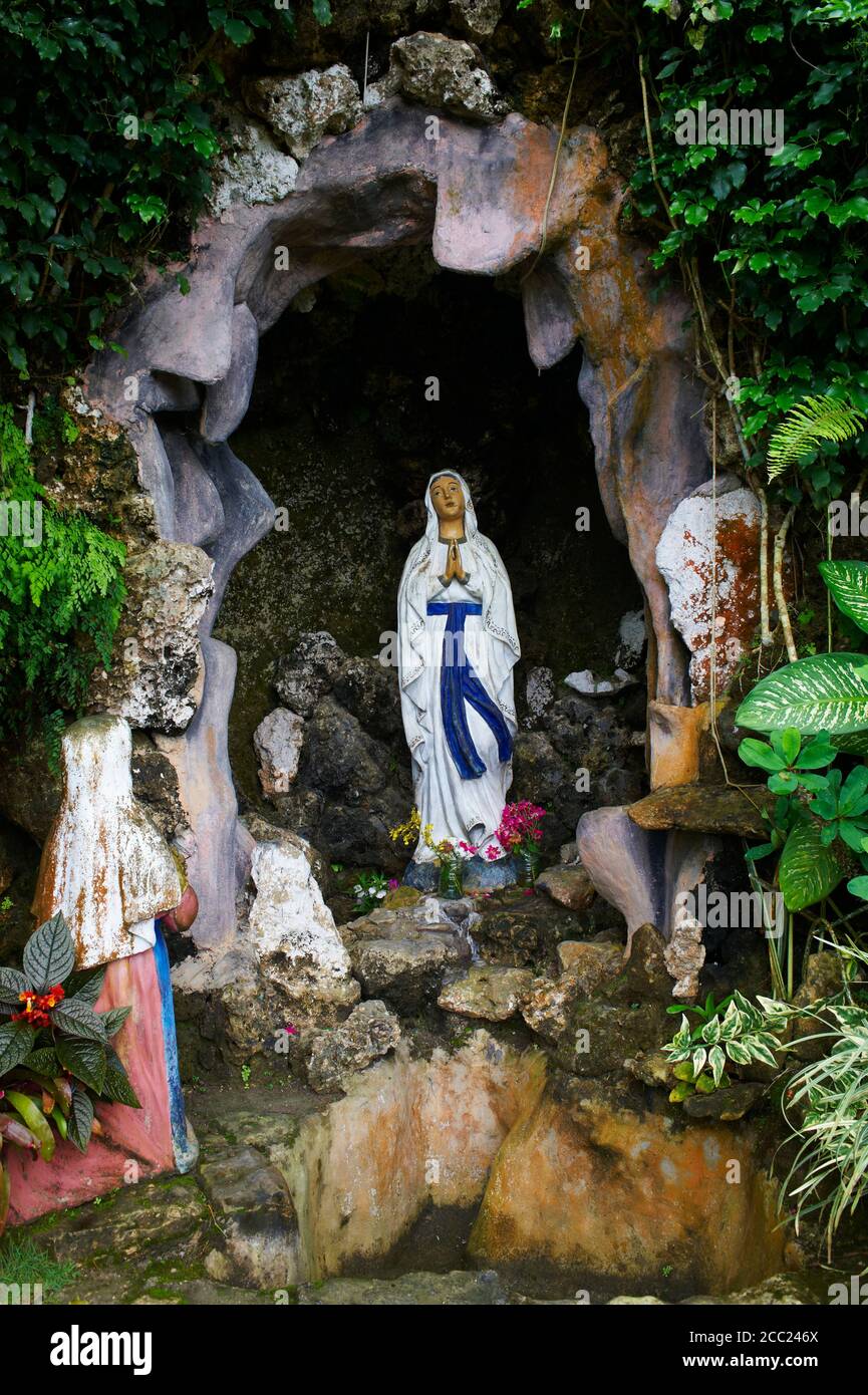 Philippinen, Visayas Inseln, Bohol Insel, Chocolate Hills, Statue von Maria. Stockfoto