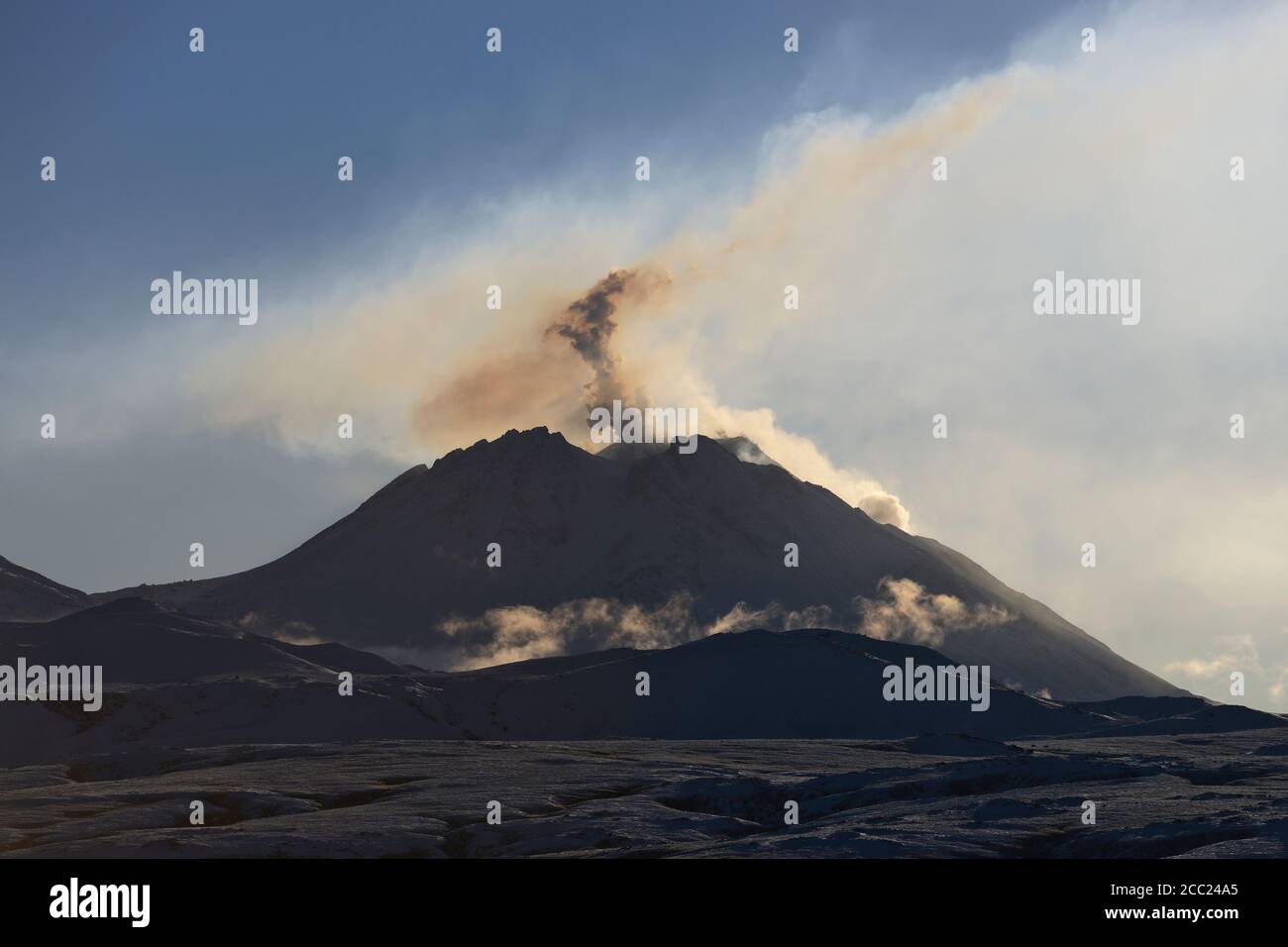 Russland, Blick auf den Ausbruch am Vulkan Bezymianny Stockfoto