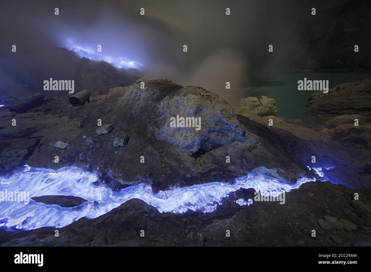 Indonesien, Java, brennenden Schwefel aus Kawah Ijen Vulkan Stockfoto