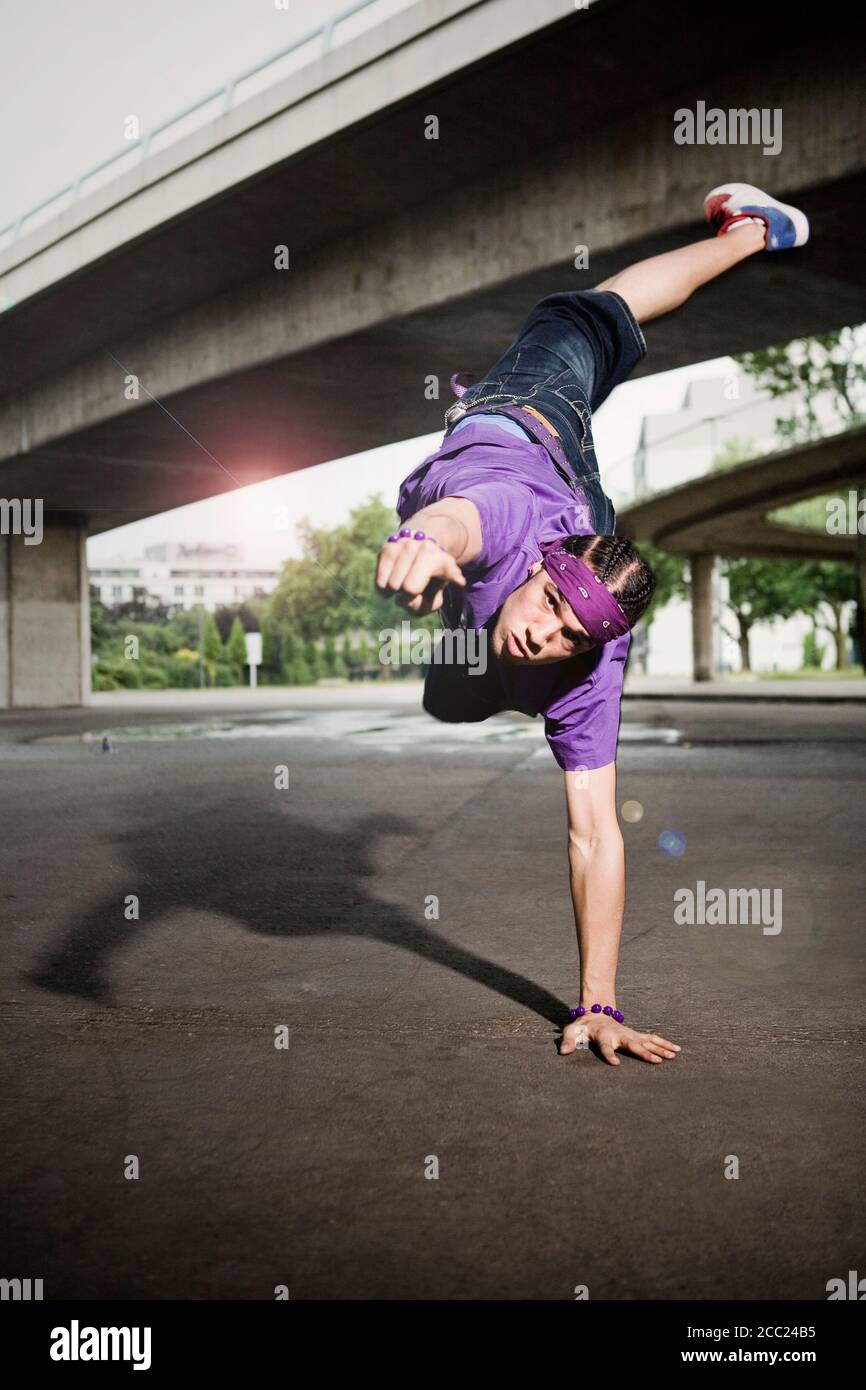 Deutschland, Köln, junger Mann Breakdance, portrait Stockfoto