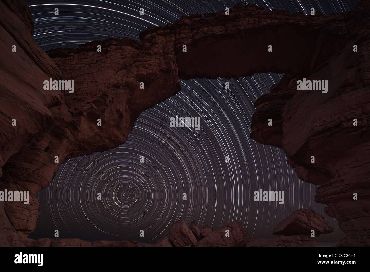 Afrika, Tschad, Blick auf Sternpfad und Felsformation bei Ennedi Range Stockfoto Afrika, Tschad, Blick auf Sternpfad und Felsformation bei Ennedi Range Stockfoto