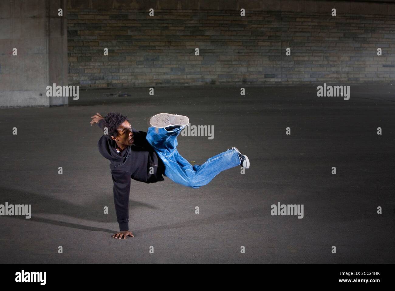 Deutschland, Köln, junger Mann Breakdance Stockfoto