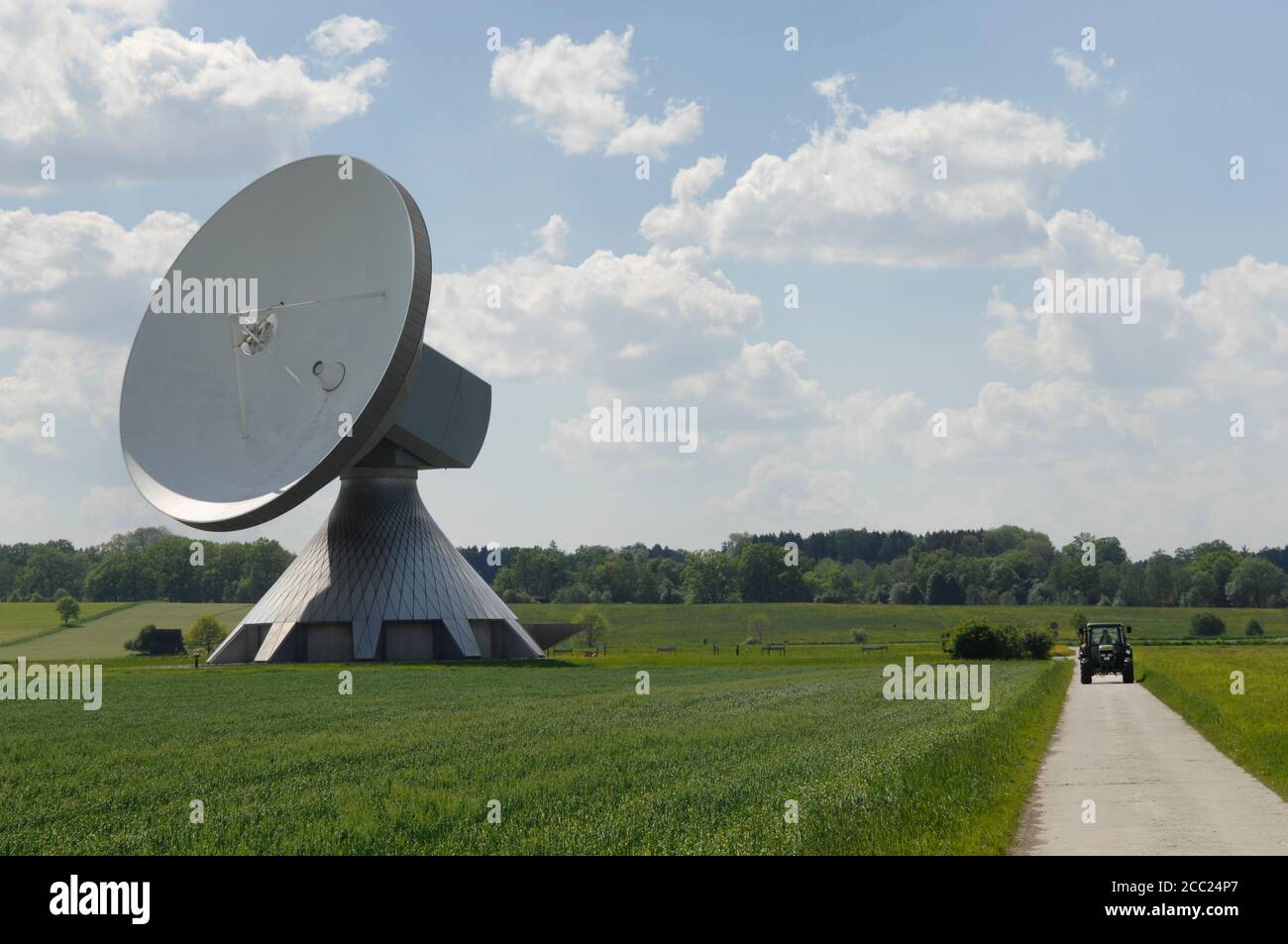 Deutschland, Bayern, Ansicht der Satellitenschüssel in Raisting Stockfoto