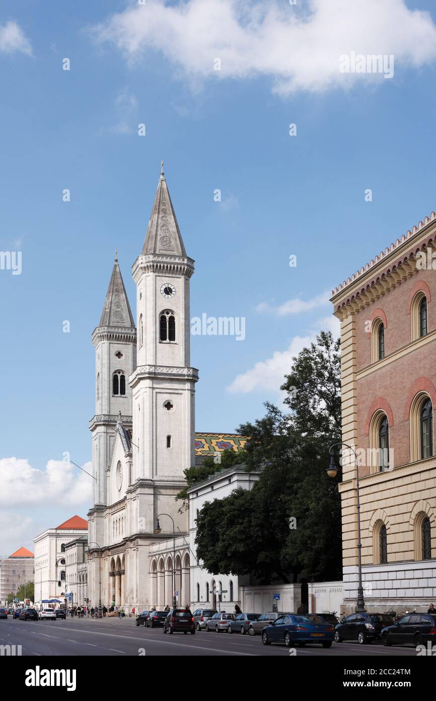 Deutschland, Bayern, München, Ludwigstraße, Blick auf die Universitätskirche St. Ludwig Stockfoto