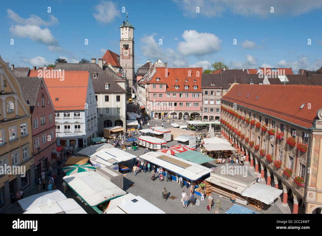 Deutschland, Bayern, Memmingen, Bauernmarkt´s Marktplatz, erhöhte Aussicht Stockfoto