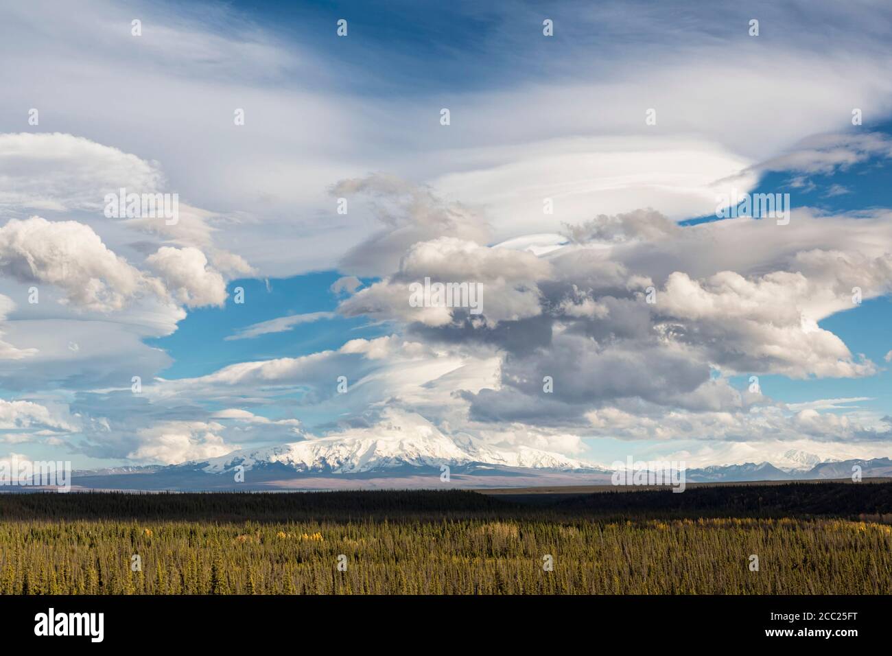 USA, Alaska, Blick auf Mount Sanford und Mount Trommel Stockfoto