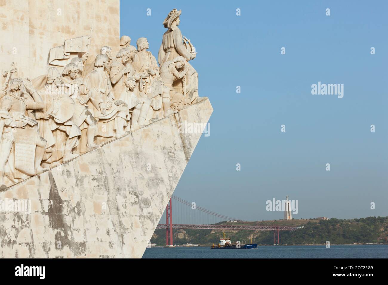 Europa, Portugal, Lissabon, Belem, Padrao dos Descobrimentos, Ansicht der monumentalen Skulptur der portugiesischen Seefahrt am Fluss Tejo Stockfoto