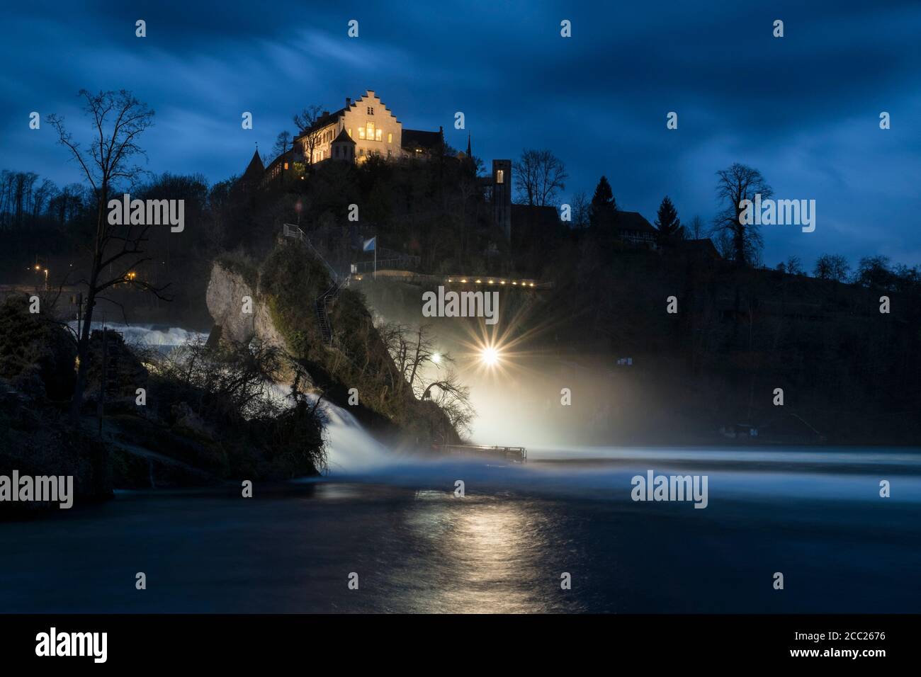 Schweiz, Schaffhausen, Anblick des Wasserfalls in der Abenddämmerung Stockfoto