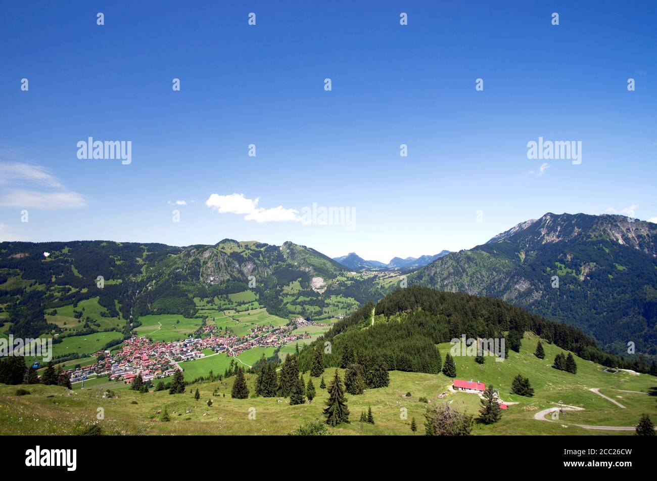 Deutschland, Bayern, Blick auf das Dorf mit Bergen Stockfoto