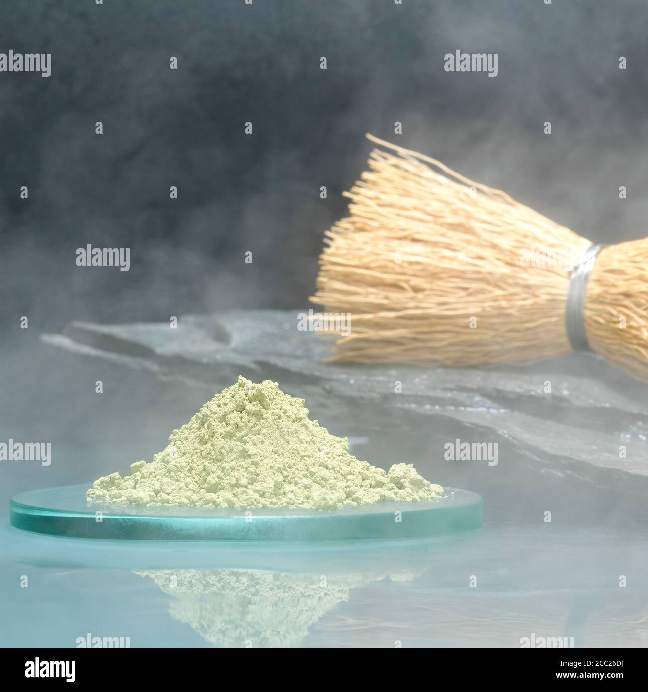 Matcha Teepulver mit Tee Pinsel Stockfoto