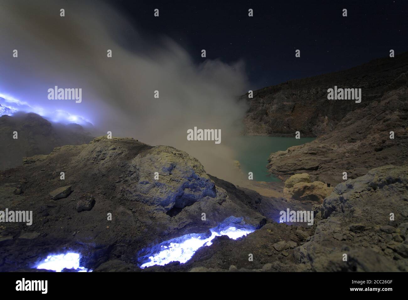 Indonesien, Ost-Java, Kawah Ijen Vulkan, brennendem Schwefel Stockfoto