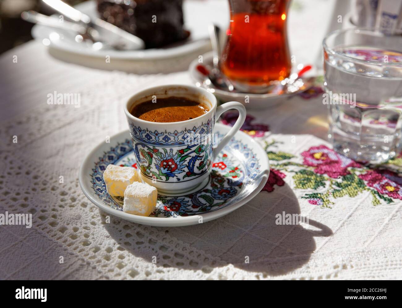 Alacati, Türkei türkischen Kaffee am Tisch Stockfoto
