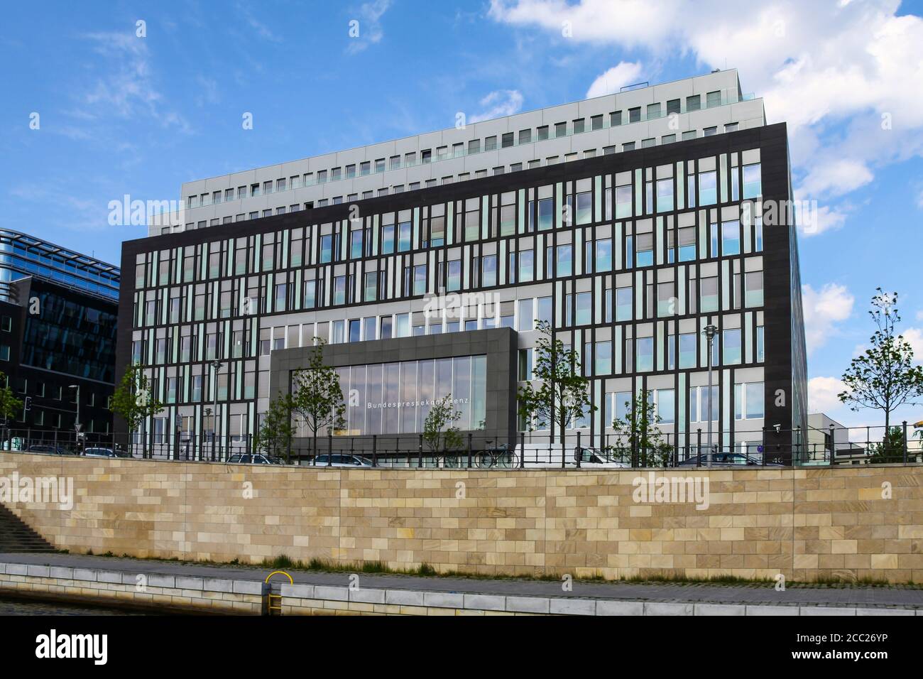 Deutschland, Berlin, Blick auf die Bundesregierung Pressekonferenz Gebäude von der Spree Stockfoto