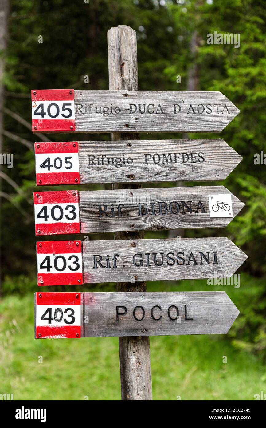Italien Venetien Dolomiti - Wegweiser für die Hütten Dibona, Duca d'Aosta, Giussani und Pomedes Stockfoto