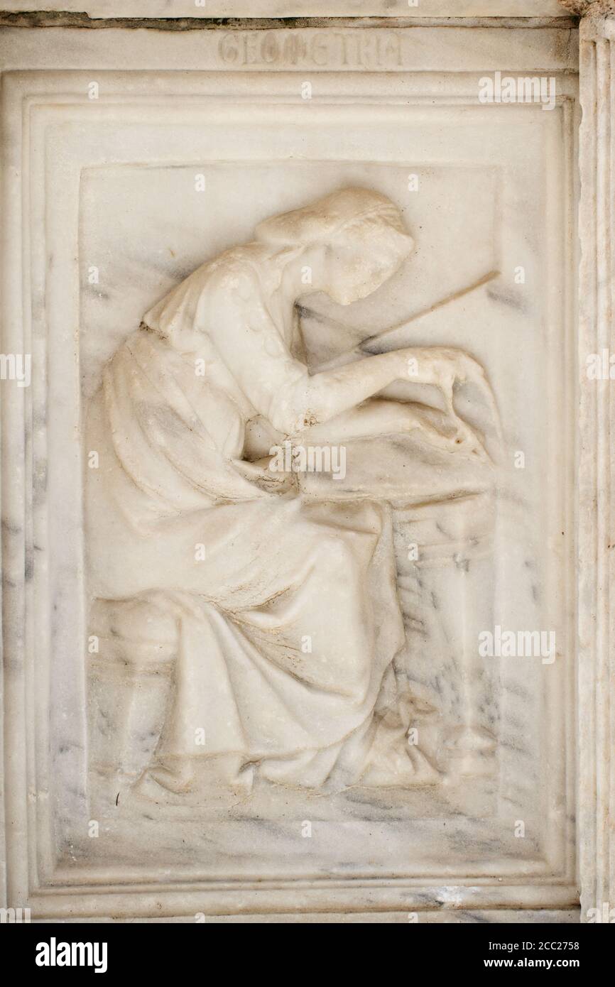 Geometria - Detail der Fontana Maggiore (1275), ein Meisterwerk der mittelalterlichen Skulptur Symbol der Stadt Perugia - Italien Stockfoto