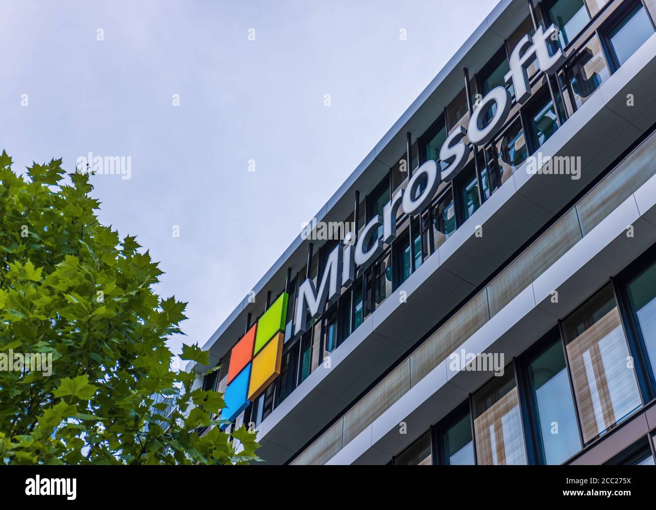 München, 16. August 2020: Microsoft-Logo im Firmengebäude in München Stockfoto