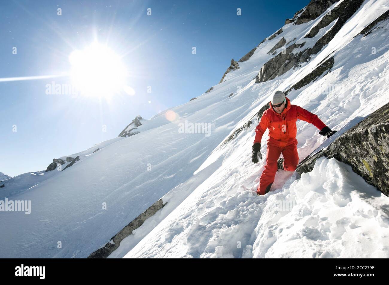 Österreich, Mann, Wandern im Schnee im Salzburger Land Stockfoto