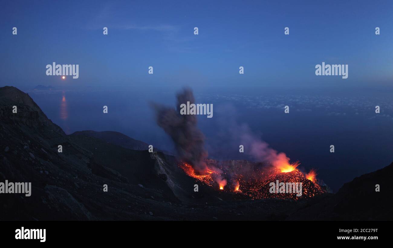 Italien, Sizilien, Ash am Stromboli Vulkan ausbricht Stockfoto