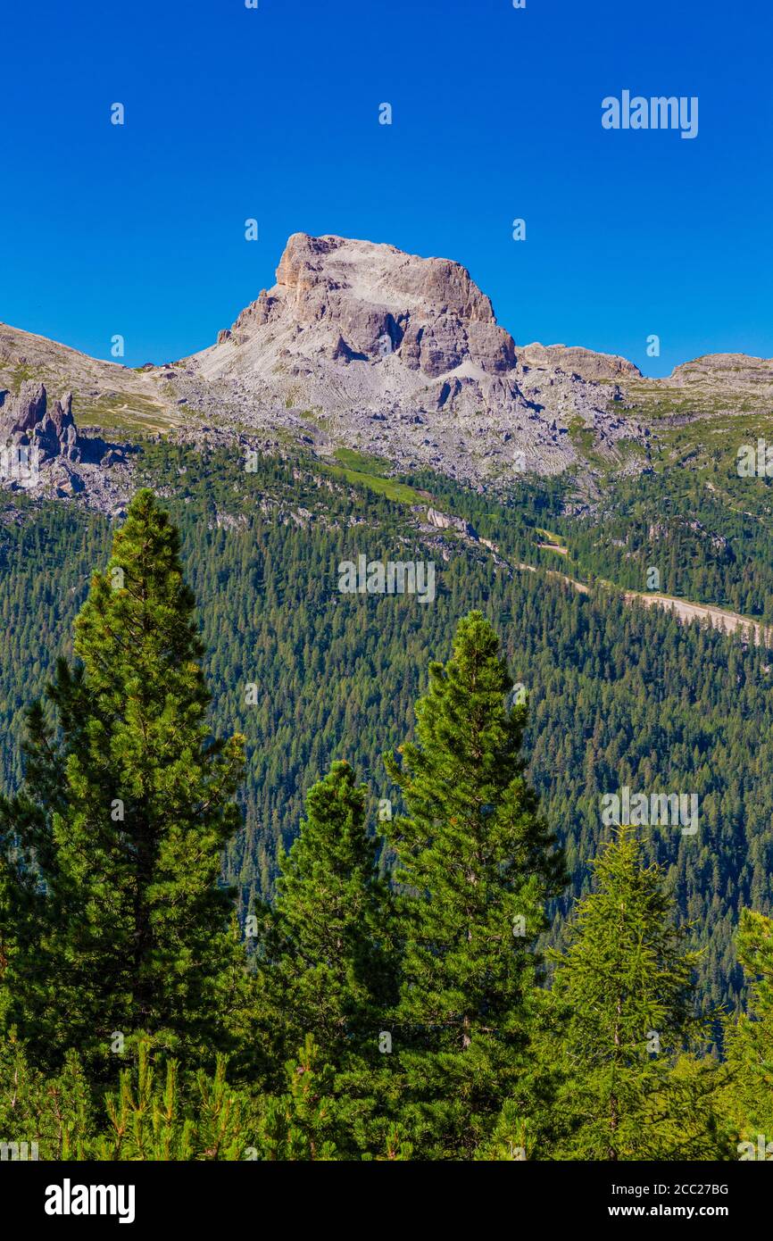 Italien Venetien Dolomiti - der Averau vom Weg aus gesehen Das führt zum ausgerüsteten Weg Stockfoto