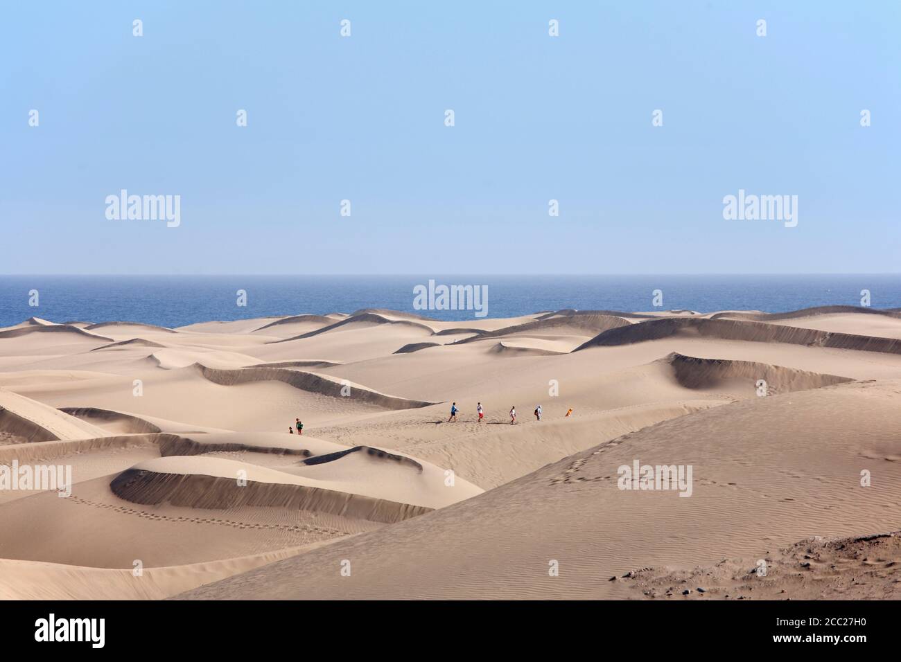 Spanien, Gran Canaria, Playa del Ingles, Tourist auf Sanddünen von maspalomas Stockfoto