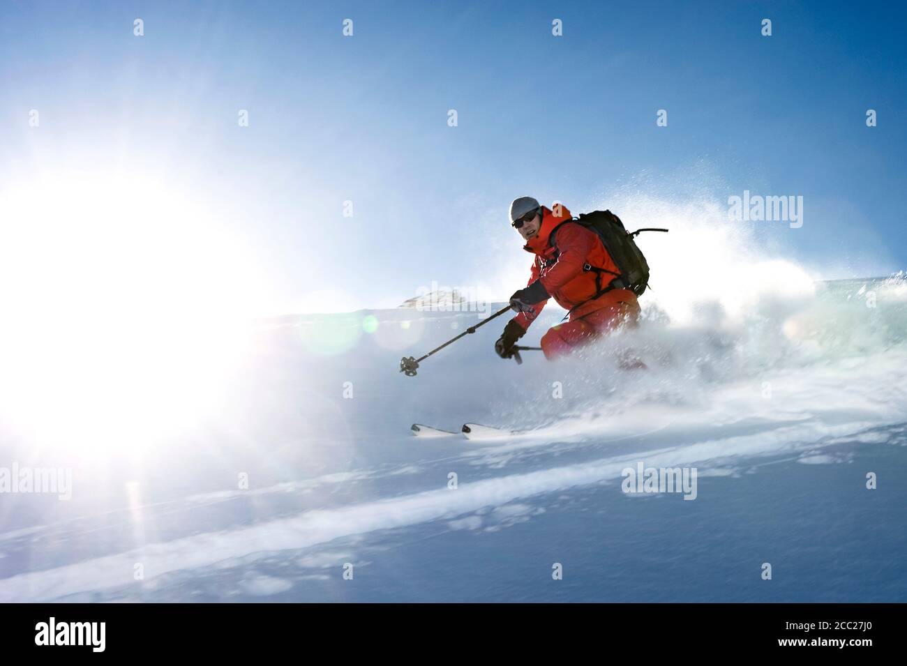 Österreich, Mann Skifahren im Pulverschnee im Salzburger Land Stockfoto