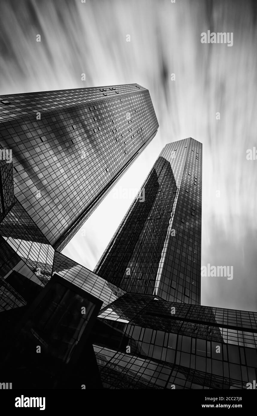 Deutschland, Hessen, Frankfurt, Deutsche Bank Gebäude gegen Himmel Stockfoto