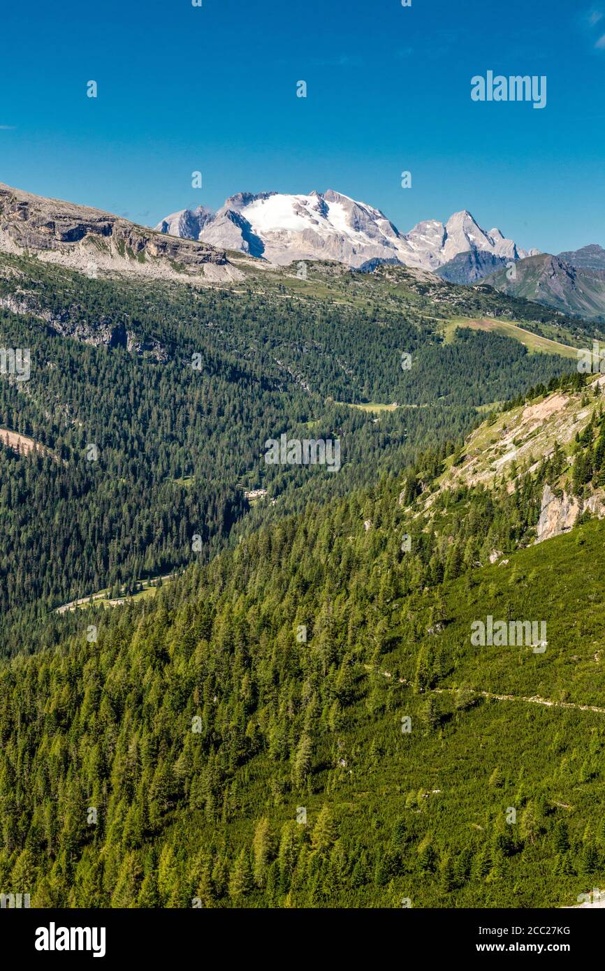 Italien Venetien Dolomiti - die Marmolada vom Astaldi aus gesehen Ausgerüsteter Pfad Stockfoto