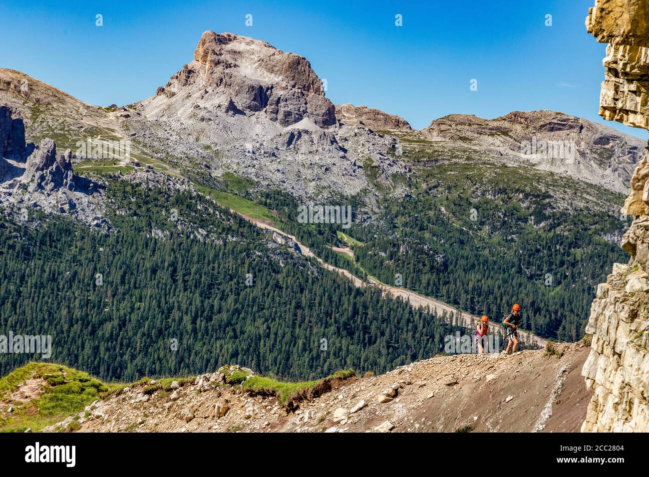 Italien Venetien Dolomiti - Ausflüge gehen Sie bis zum Anfang des Astaldi ausgerüsteten Weges, im Hintergrund der Averau Stockfoto