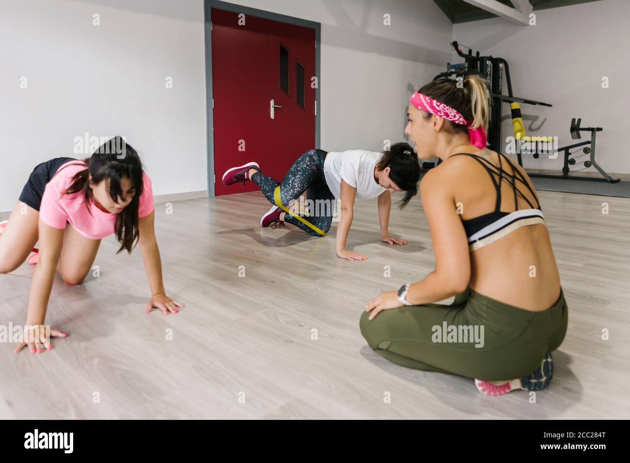 Zwei Leute machen Übungen mit elastischen Bändern im Fitnessstudio Stockfoto