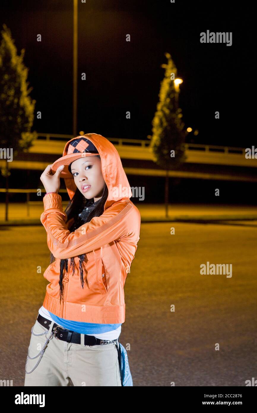 Deutschland, Köln, junge Frau auf dem Parkplatz, Porträt Stockfoto