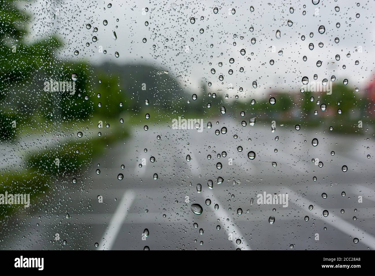Wassertropfen auf dem Glas an einem regnerischen Tag, Glas mit Wassertropfen Stockfoto