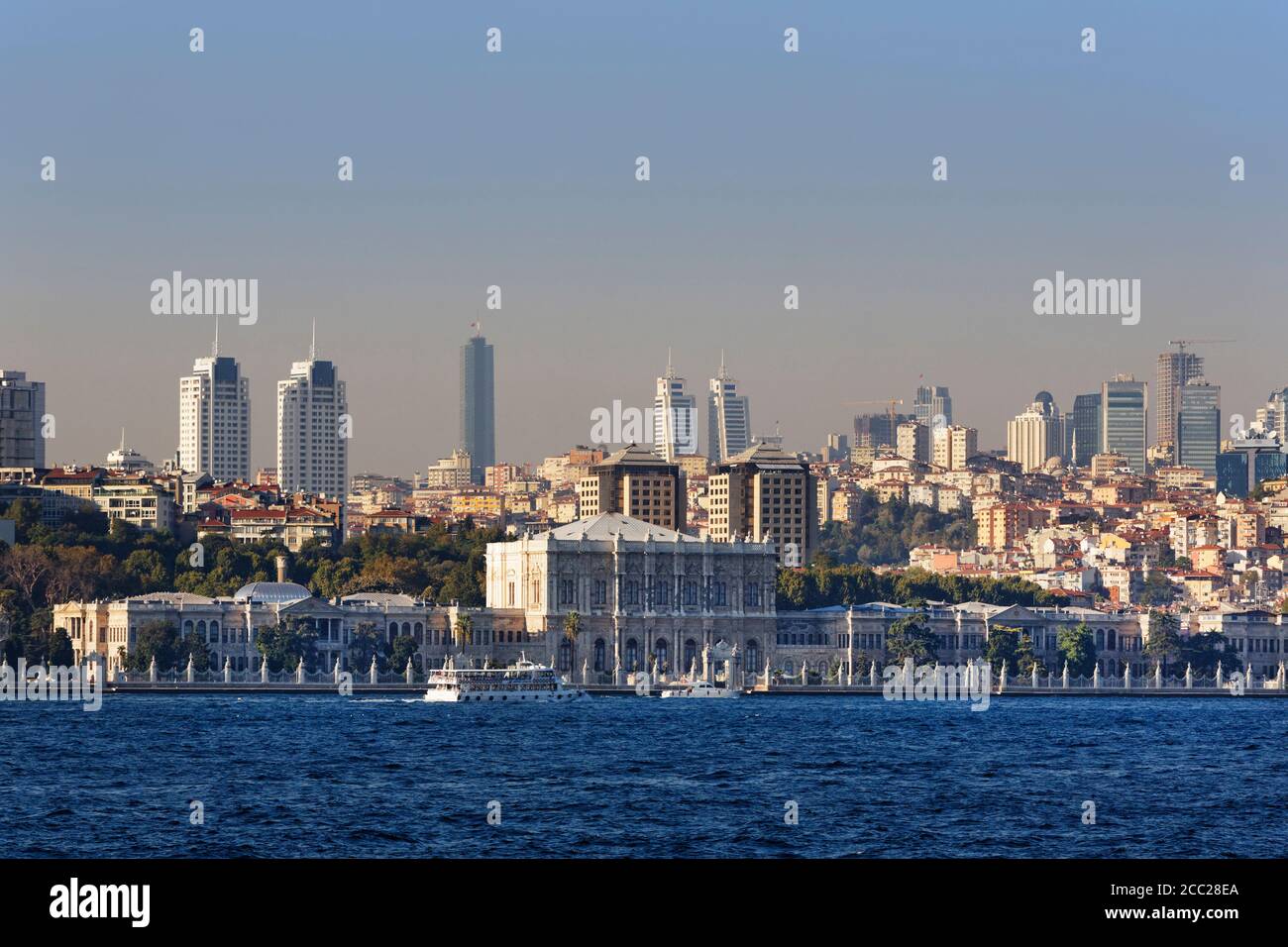 Türkei, Istanbul, Ansicht von Dolmabahçe-Palast am Bosporus Stockfoto