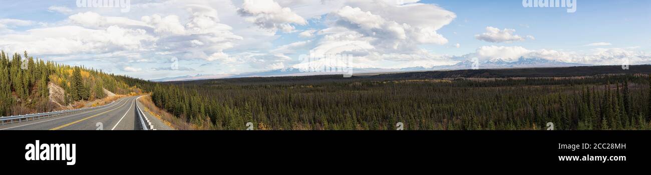 USA, Alaska, Blick auf Mount Sanford und Mount Trommel Stockfoto