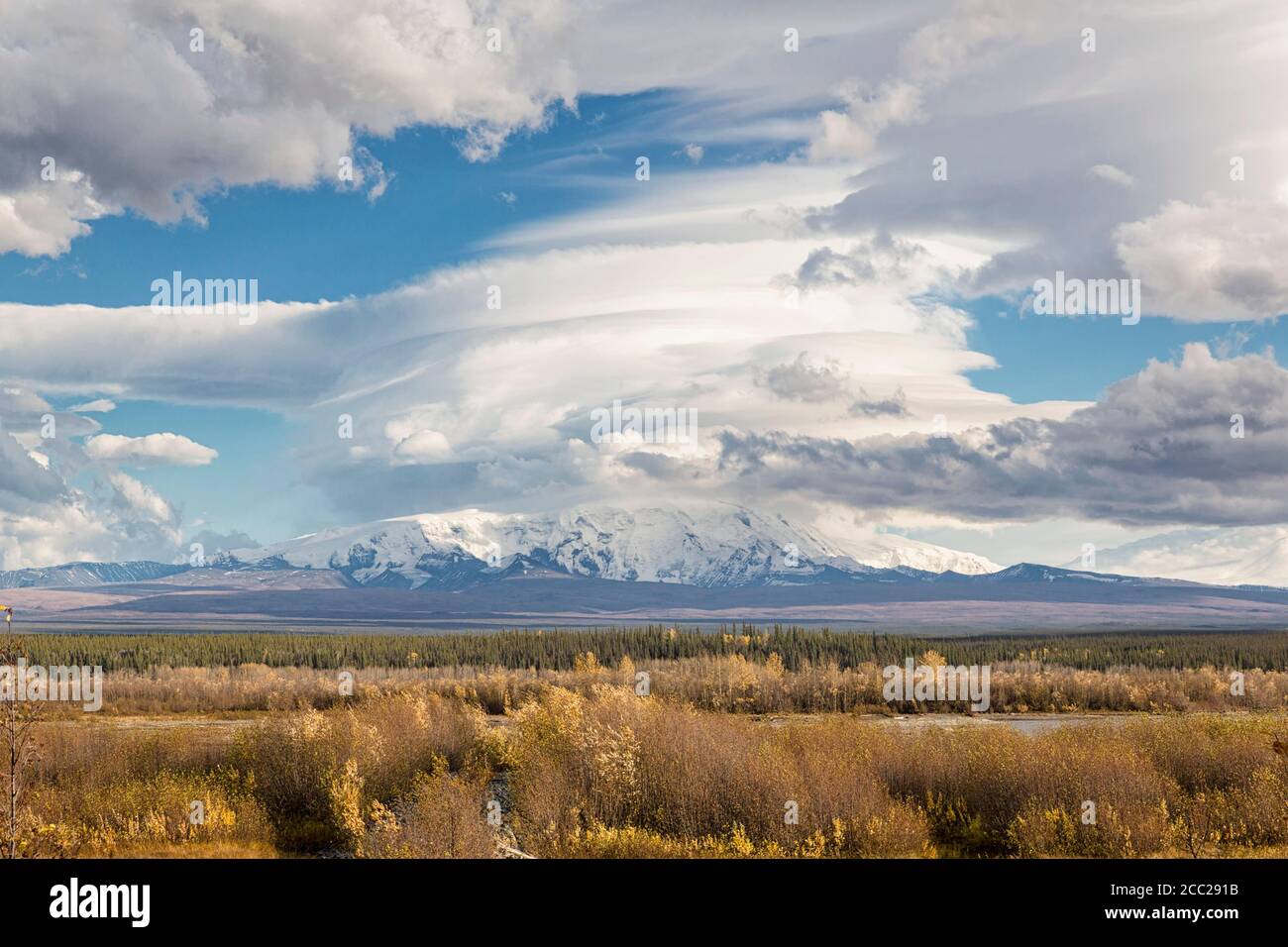 USA, Alaska, Blick auf Mount Sanford und Mount Trommel Stockfoto
