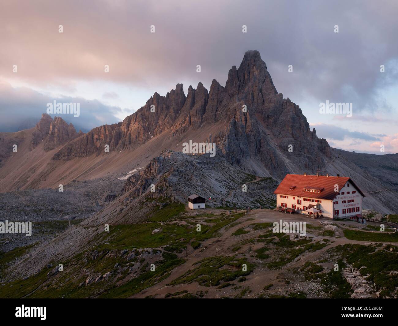 Italien, Blick auf den Paternkofel Berg und Berg Unterschlupf bei Sonnenaufgang Stockfoto