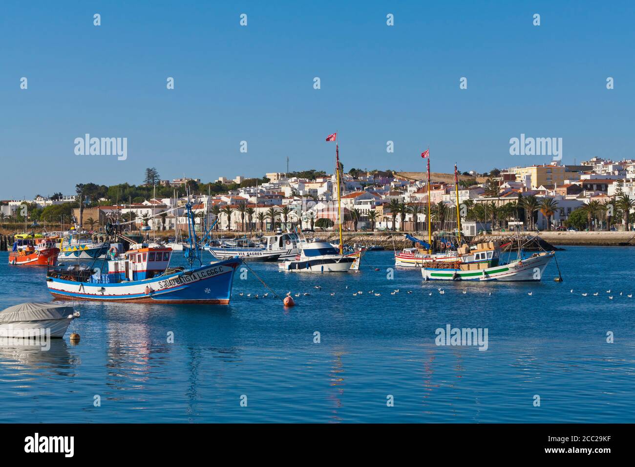 Portugal, Lagos, Blick auf die Fischerboote im Hafen und Stadt im Hintergrund Stockfoto