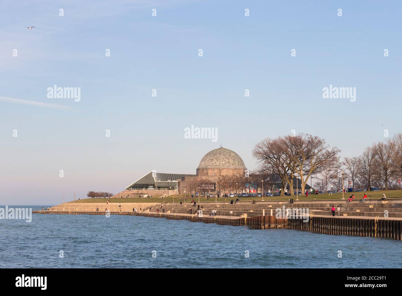 USA, Illinois, Chicago, Blick auf Adler Planetarium am Lake Michigan Stockfoto
