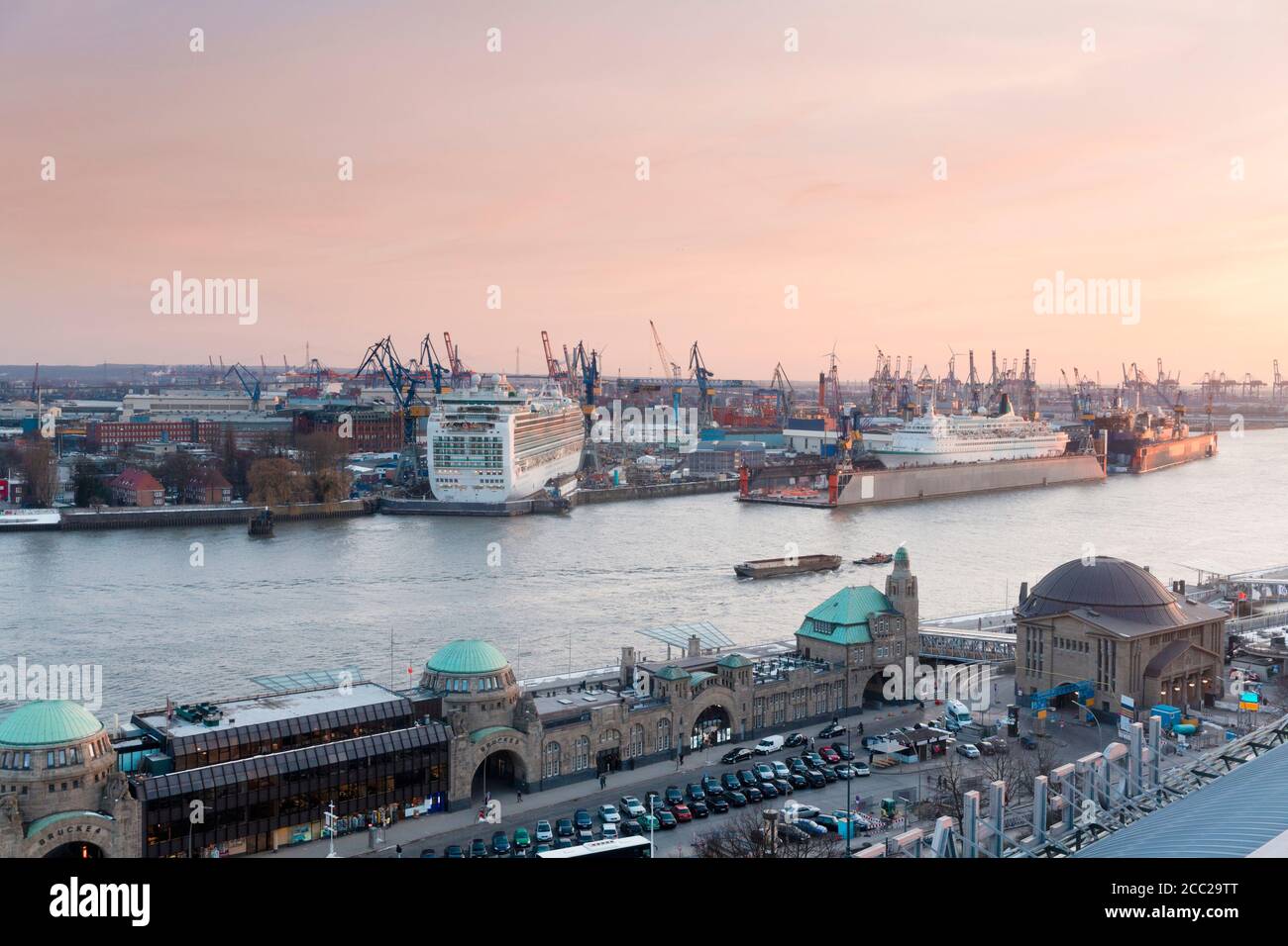 Deutschland, Hamburg, Blick auf die Werft an der Elbe Stockfoto
