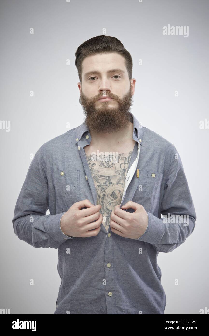 Porträt von Mitte erwachsenen Mann mit tatoos Stockfoto