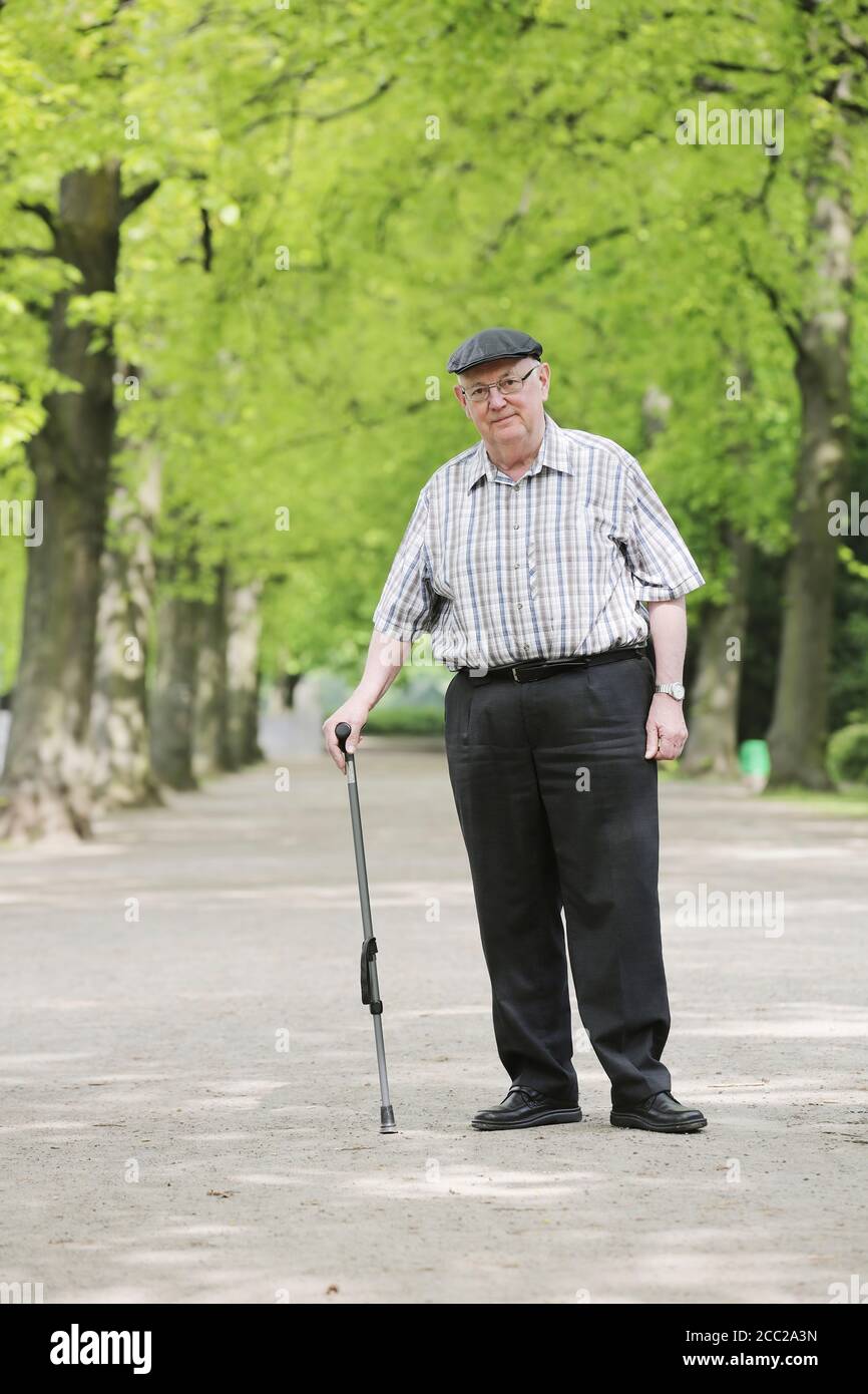 Deutschland, Nordrhein-Westfalen, Köln, Porträt von älteren Mann mit Spazierstock im park Stockfoto