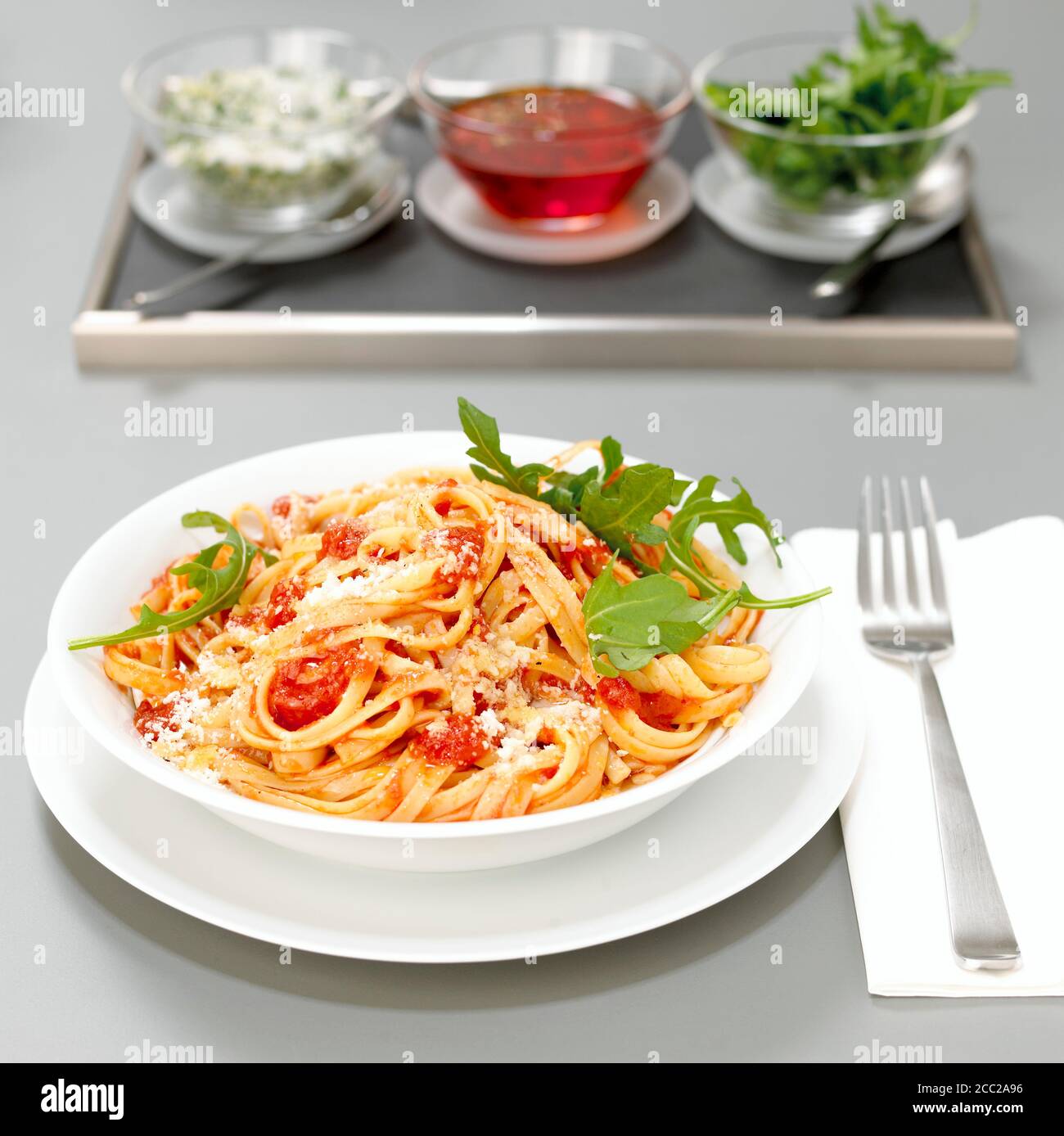 Nudeln mit Tomatensauce und Rucola, close-up Stockfoto